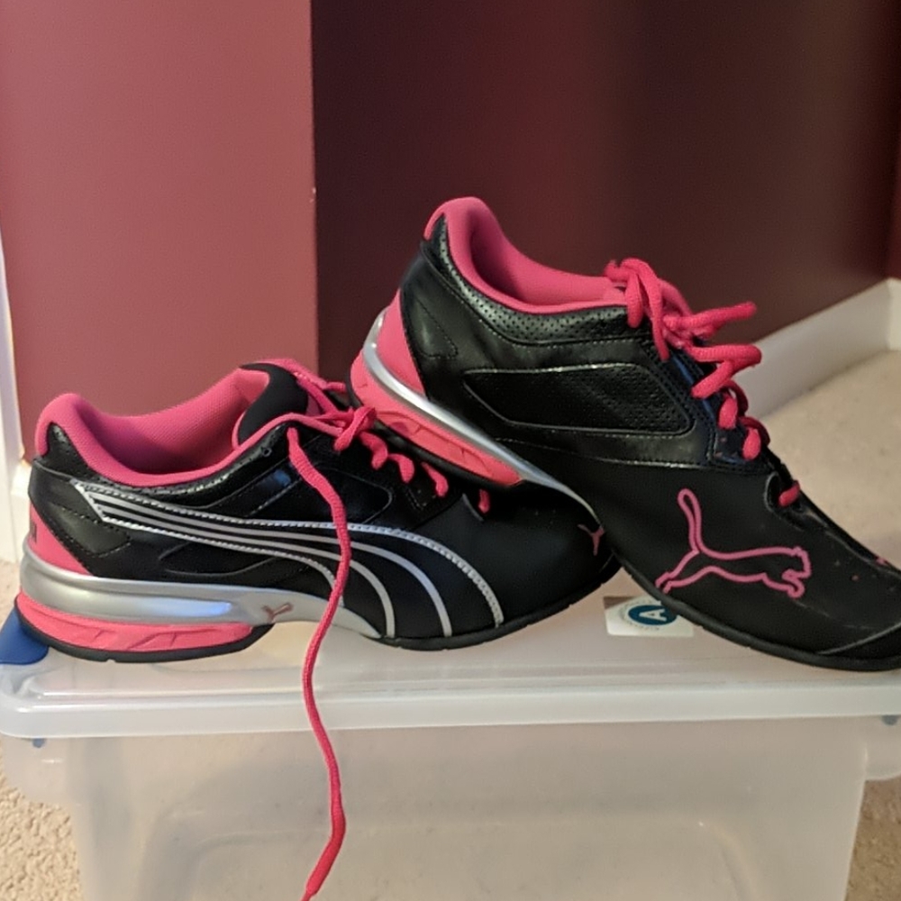Ladies PUMA running shoes - like new